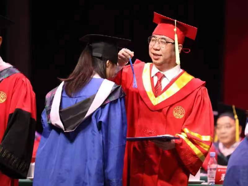 孟东方正在为学生拨穗。受访单位供图 孟东方正在为学生拨穗。受访单位供图