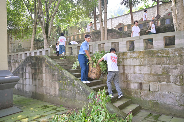 队员们清扫烈士陵园。beat365中文官方网站供图