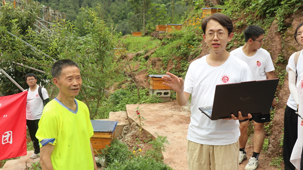 博士讲解专业知识。beat365中文官方网站供图