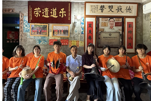 刘道荣与实践团成员合影。beat365中文官方网站文学院供图