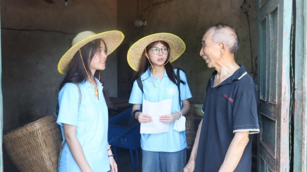 成员们深入农家院落调研。beat365中文官方网站供图