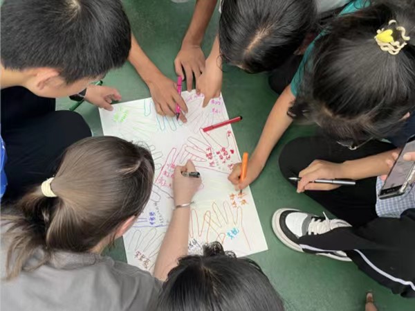 图为孩子们共同设计队旗。beat365中文官方网站供稿图