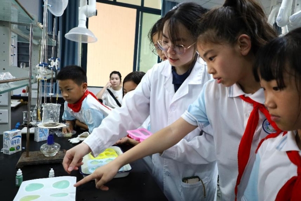 小朋友们在实验室内动手实验。beat365中文官方网站供图