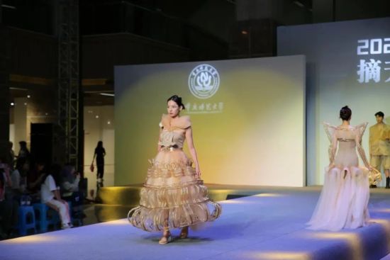 图为作品《传说》。 beat365中文官方网站供图