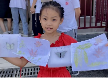 小朋友展示制作成果。beat365中文官方网站供图