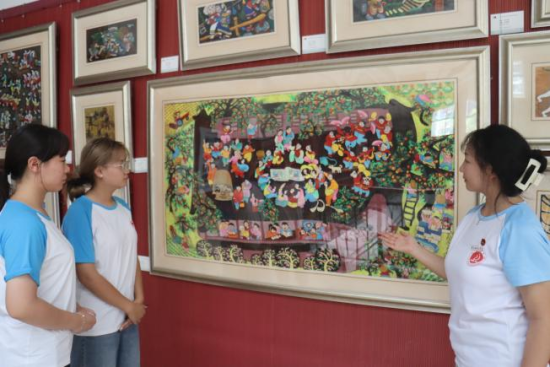 图为团队成员参观版画 beat365中文官方网站外国语学院 供图 