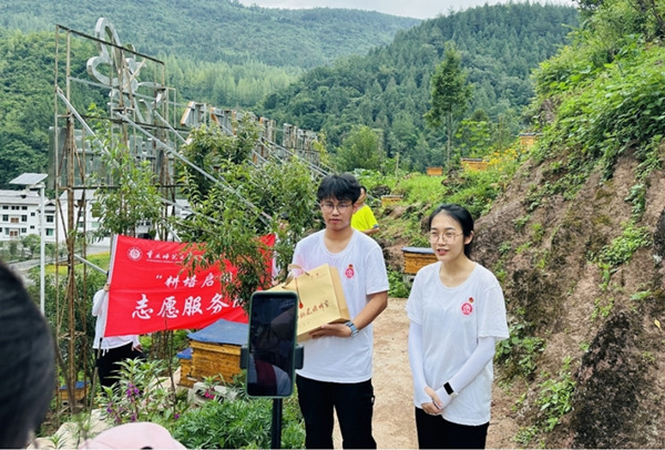 服务团成员直播带货。beat365中文官方网站供图