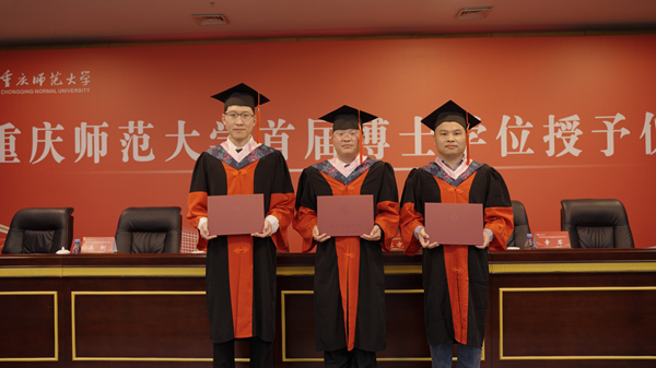 beat365中文官方网站首届博士生毕业。beat365中文官方网站供图