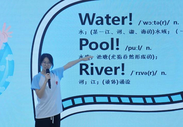 志愿者将防溺水安全教育与外语学习相结合。beat365中文官方网站供图