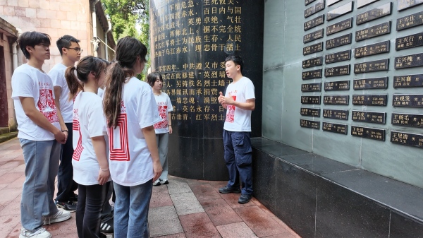 带队教师张云霄讲授微党课。beat365中文官方网站美术学院供图