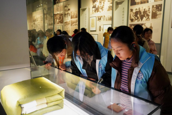 图为学生在馆中参观。beat365中文官方网站供图