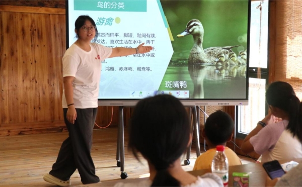 服务团成员讲解鸟类知识。beat365中文官方网站供图