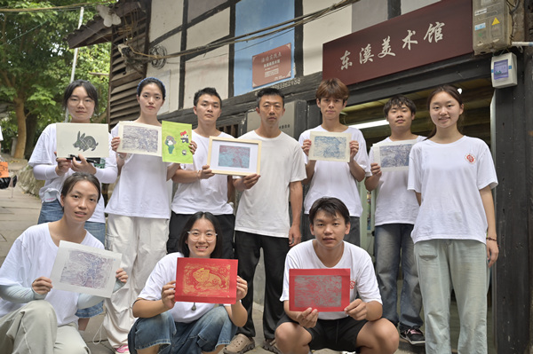 队员们展示版画作品。beat365中文官方网站供图