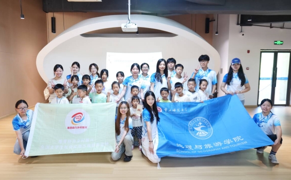 实践团与小朋友们合影。beat365中文官方网站供图