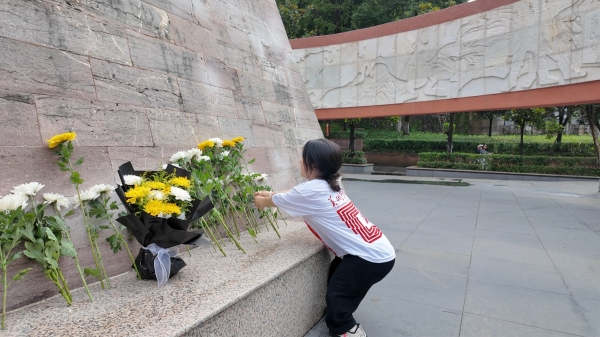 屈美芸在烈士纪念碑前献花。beat365中文官方网站美术学院供图