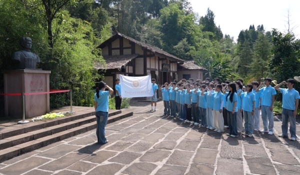 服务团在邱少云烈士故居前重温入党誓词。beat365中文官方网站供图