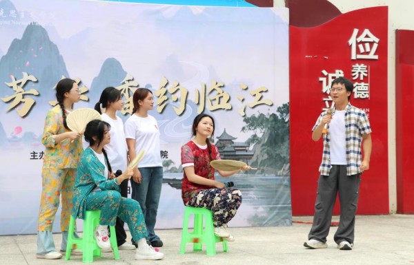 院坝里的思政课。beat365中文官方网站马克思主义学院供图