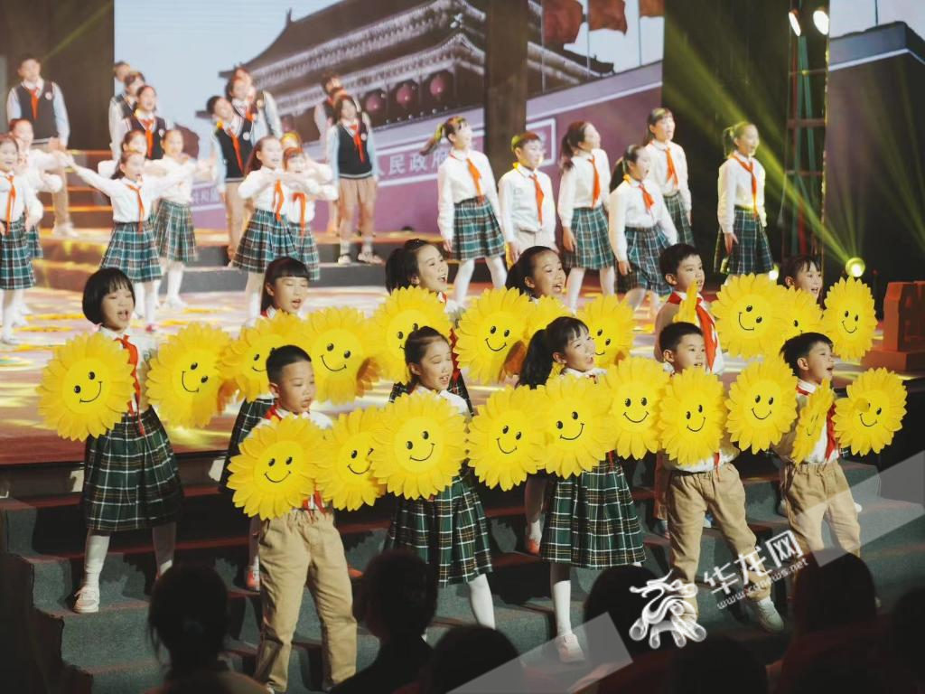 “争当红岩先锋，维护国家安全”大型艺术思政课今晚在beat365中文官方网站举行。 华龙网记者 刘钊 摄