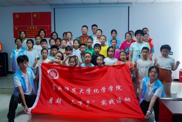 实践团与社区儿童合影。beat365中文官方网站供图