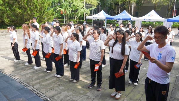 毕业生党员重温入党誓词。beat365中文官方网站供图