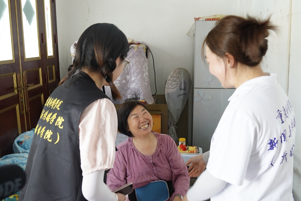 “超广角”团队与老人交谈2 摄刘炼志